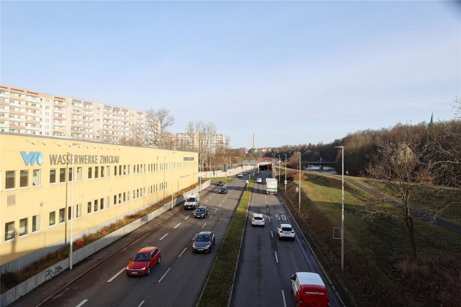 Zwickau: Teilstück der Bundesstraße 93 soll 2024 eine neue Fahrbahndecke erhalten - Die Uhdestraße (B 93) soll im Sommer kommenden Jahres auf einem Teilstück eine neue Asphaltdecke bekommen.