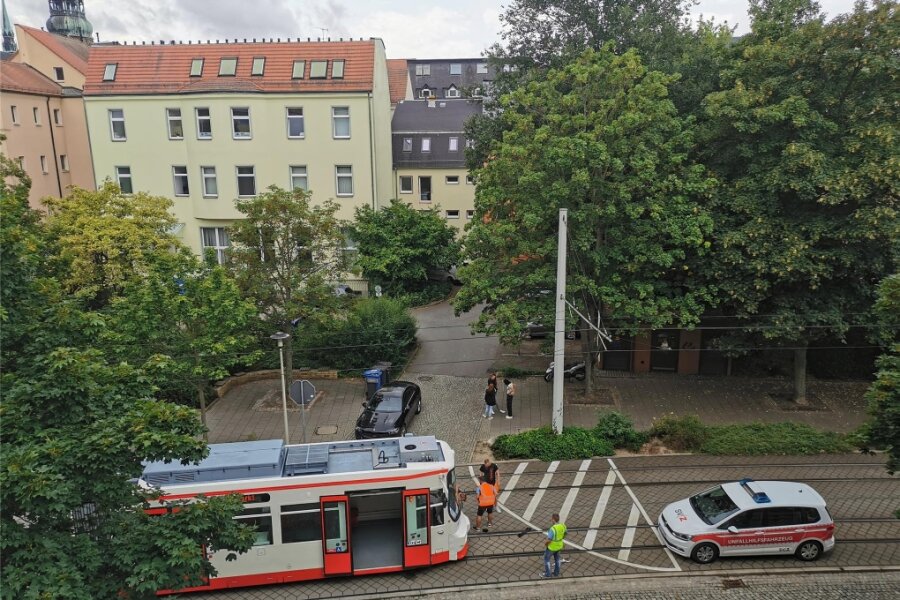 Zwickau: Unfall mit Straßenbahn - In Zwickau ist es zu einem Unfall mit einer Straßenbahn gekommen.
