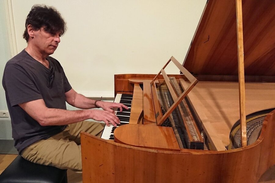 Der kanadische Pianist Ludwig Semerjian am Freitagnachmittag im Robert-Schumann-Haus Zwickau. Er wird sowohl am historischen Clara-Schumann-Flügel als auch an einem modernen Instrument musizieren.