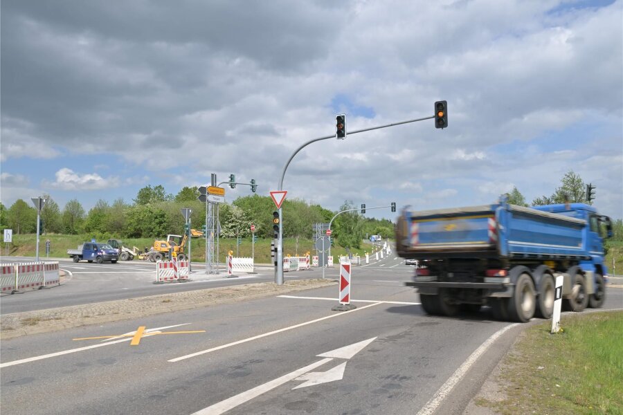 Zwickau: Verkehr rollt fünf Wochen früher als geplant - Die A-72-Anschlussstelle Zwickau-West ist seit Ostern eine Baustelle.