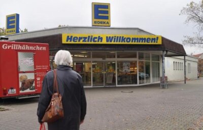 Zwickau: Vorerst keine weitere Nutzung für geschlossenen Edeka-Markt - Die Begrüßung überm Haupteingang gilt nicht mehr. Der Edeka-Markt am Eschenweg war im November geschlossen worden.