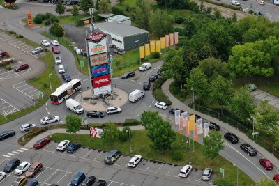 Zwickau: Warum der Kreisverkehr am Globus plötzlich zur Staufalle wird - Rund um den Kreisverkehr am Globus-Markt in Zwickau stauen sich derzeit die Autos. 