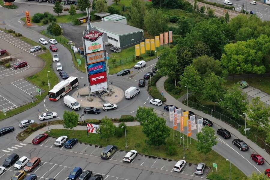 Rund um den Kreisverkehr am Globus-Markt in Zwickau stauen sich derzeit die Autos. 