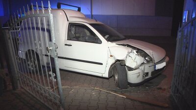 Zwickau/Werdau: Mehrere Unfälle mit zwei Verletzten und über 66.000 Euro Schaden - Am Freitagabend fuhr der 36-jährige Fahrer eines Caddy in Crimmitschau gegen einen Gartenzaun. Die Beifahrerin wurde dabei leicht verletzt.
