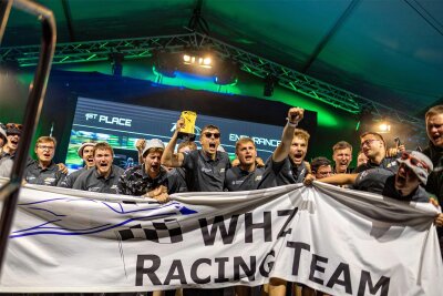 Zwickau: WHZ-Team wird mit „Erich“ Weltmeister - Jubel beim WHZ-Team über den Erfolg.