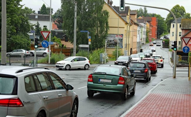 Zwickau: Wie die gesperrte B 173 schnell umfahren werden kann - An der Einmündung der Olzmannstraße auf die Marienthaler Straße rollt es manchmal - und manchmal staut es sich dort auf mehreren hundert Metern Länge. 