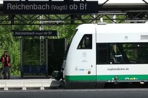 Zwickau: Zug der Vogtlandbahn prallt auf Baufahrzeug - 