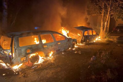 Zwickau: Zwei Autos spektakulär in Flammen aufgegangen - Völlig ausgebrannt sind zwei Autos auf dem Gelände eines Autohandels an der Zwickauer Olzmannstraße.