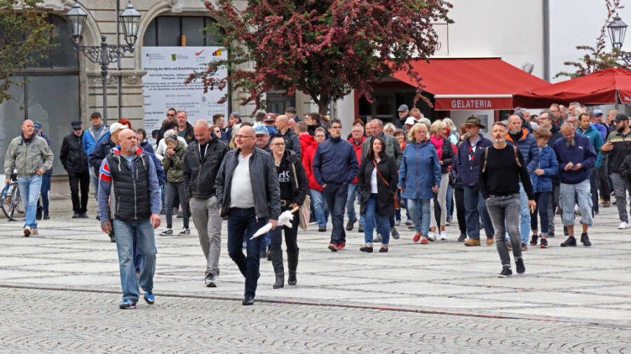 Zwickau: Zwei Demos bringen Meinung auf die Straße - Am Montagabend haben sich auch in Zwickau wieder sogenannte Corona-Spaziergänger getroffen. Sie zogen ohne großen Abstand und ohne Masken durch die Stadt.
