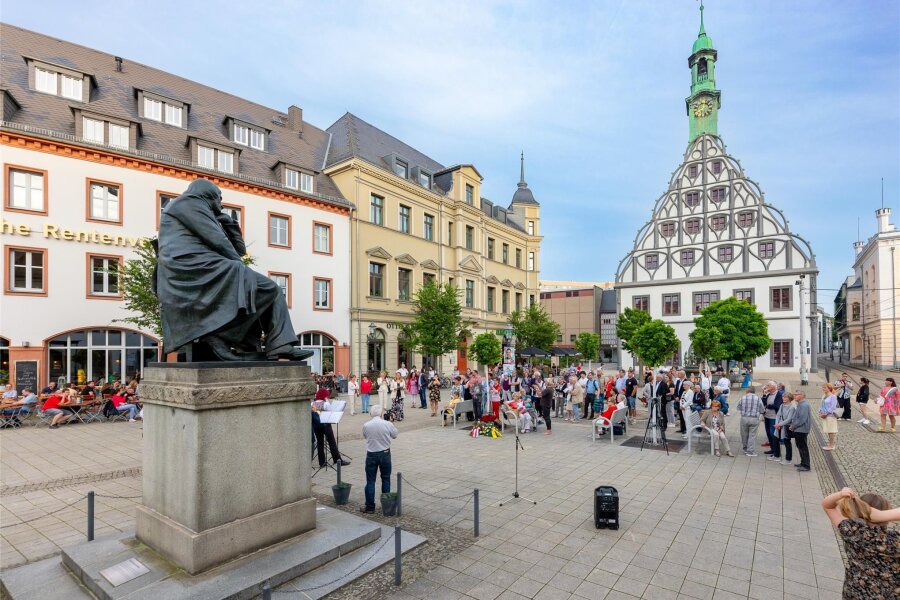 Zwickau: Zweite Runde des 19. Internationalen Robert-Schumann-Wettbewerbes läuft - Musik am Schumann-Denkmal. Das gehört auch zum Wettbewerb dazu.