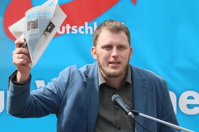 Zwickauer AfD entzieht Direktkandidaten das Vertrauen - Benjamin Przybylla bei einer Kundgebung in Zwickau am 1. Mai