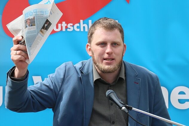 Zwickauer AfD entzieht Direktkandidaten das Vertrauen - Benjamin Przybylla bei einer Kundgebung in Zwickau am 1. Mai