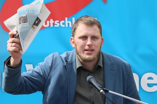 Zwickauer AfD zieht ihren Direktkandidaten zurück - Benjamin Przybylla bei einer Kundgebung in Zwickau am 1. Mai 2017.