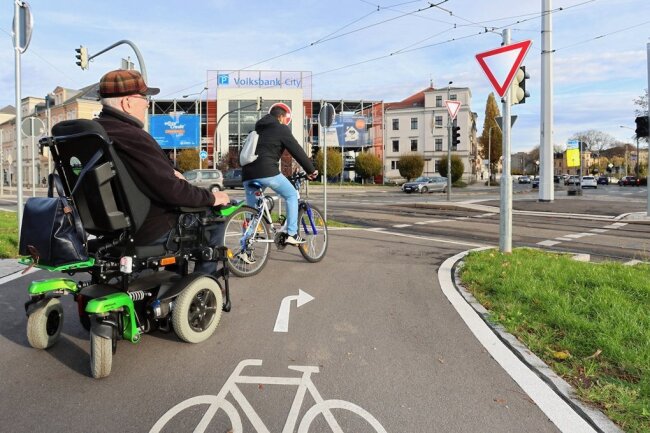 Zwickauer Ampelposse: Darf ein Rollstuhlfahrer die Radlerampel nutzen? - Busse und Radfahrer dürfen die Humboldtstraße an der Ampel überqueren, aber keine Rollstuhlfahrer. Rechtlich ist das in Ordnung. 