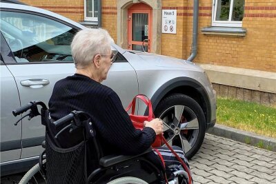 Zwickauer Anlaufstelle für Behinderte ist nicht barrierefrei erreichbar - Das Auto konnte Petra Thümmler zwar auf einem Behindertenparkplatz abstellen. Doch die benachbarte Tür zum Gebäude ist für sie ein unüberwindbares Hindernis.