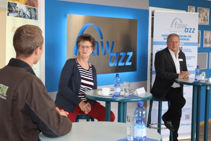 Zwickauer Ausbildungsmarkt: Weit mehr Stellen als Bewerber - Azubi Franz Göbel (links) berichtet Sabine Zimmermann und Jens Geigner von seinen Erfahrungen. 