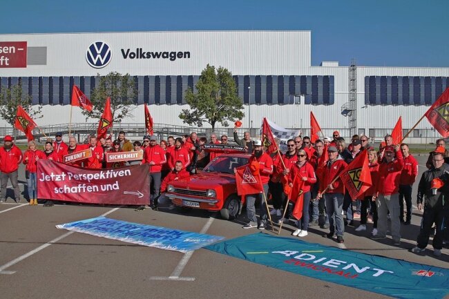 Zwickauer Autobauer senden Signal nach Eisenach: Solidarität wichtiger als Konkurrenz - Zwickauer Autobauer haben sich am Sonntag versammelt, um Solidarität mit den Kollegen von Opel in Eisenach zu demonstrieren. Foto: Denny Meyer