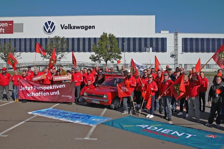 Zwickauer Autobauer haben sich am Sonntag versammelt, um Solidarität mit den Kollegen von Opel in Eisenach zu demonstrieren. Foto: Denny Meyer