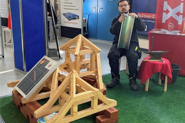 Zwickauer Baufachmesse: Die neuesten Trends und Entwicklungen bei Energie sowie Heiz- und Haustechnik - Zur Baumesse finden auch Schauvorführungen wie hier durch die Dachdeckerei J. Dittrich statt. 