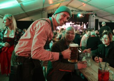 Zwickauer Bierfest startet noch etwas schaumgebremst - Kellner Oliver Ströher versorgt die Gäste mit Bier, aber auch mit alkoholfreien Getränken. 