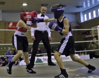 Zwickauer Boxer trumpfen in Zittau auf - Ben Kramer (rechts) vom KSSV Zwickau dominierte seinen Finalkampf bei den Schülern gegen Rocco Knopf aus Bischofswerda. 