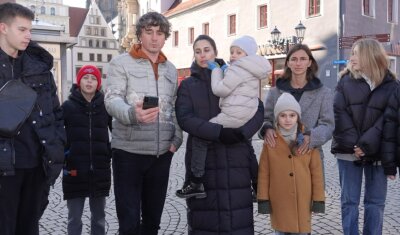 Zwickauer bringt neben Familie auch Flüchtlinge in Sicherheit - Valerij Jourawinsky (dritter von links) und die Flüchtlinge, die er bei der Rückkehr seiner Familie aus der Ukraine mit nach Zwickau gebracht hat, halten übers Handy Kontakt zu den Verwandten, die zurückgeblieben sind. 