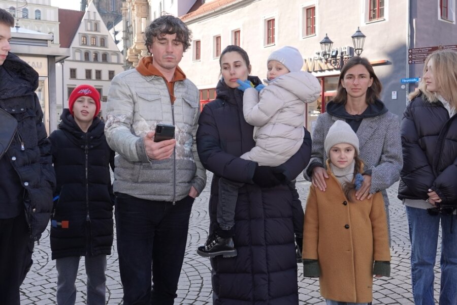 Valerij Jourawinsky (dritter von links) und die Flüchtlinge, die er bei der Rückkehr seiner Familie aus der Ukraine mit nach Zwickau gebracht hat, halten übers Handy Kontakt zu den Verwandten, die zurückgeblieben sind. 