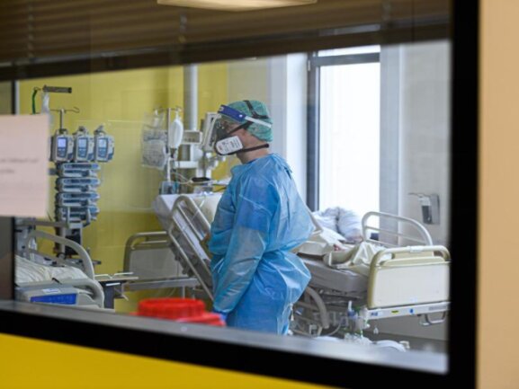 Zwickauer CDU-Politiker Körber fordert Impfpflicht: "Ich sehe keine andere Chance mehr" -            Ein Pfleger versorgt auf einer Covid-19-Intensivstation Corona-Patienten.
