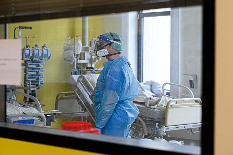 Zwickauer CDU-Politiker Körber fordert Impfpflicht: "Ich sehe keine andere Chance mehr" -            Ein Pfleger versorgt auf einer Covid-19-Intensivstation Corona-Patienten.