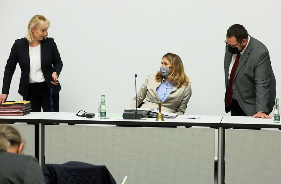 Kathrin Köhler (links) gehört dem Rathaus-Dreigestirn nicht mehr an. Künftig nimmt die parteilose Silvia Queck-Hänel neben OB Constance Arndt (BfZ) und Finanzbürgermeister Sebastian Lasch (SPD) Platz. 