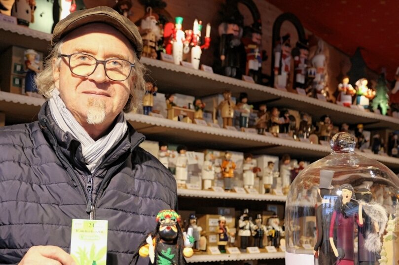 Zwickauer fahren auf Cannabis-Räucherkerzen ab - Volker Hiller zeigt in seiner Marktbude Cannabis-Räucherkegel und Räuchermännchen. 