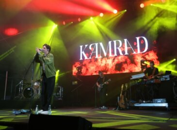 Zwickauer Fans jubeln Kamrad und Puhdys-Oldie "Quaster" zu - Kamrad sang für die Fans auf dem Hauptmarkt gleich zu Beginn seinen Hit "I believe". 
