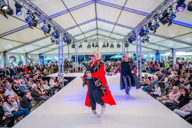 Zwickauer Fashion-Night erlebt mehrere Premieren - Die überdachte Veranstaltungsfläche auf dem Hauptmarkt - hier bei den Shows im vergangenen Jahr - wird in diesem Jahr noch einmal um 100 auf dann 800 Quadratmeter vergrößert. 