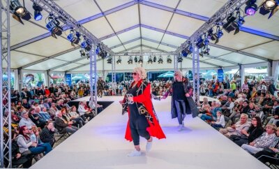 Zwickauer Fashion Night erlebt mehrere Premieren - Die überdachte Veranstaltungsfläche auf dem Hauptmarkt - hier bei den Shows im vergangenen Jahr - wird in diesem Jahr noch einmal um 100 auf dann 800 Quadratmeter vergrößert. 