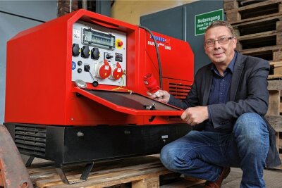 Zwickauer Firma erlebt Ansturm auf Notstromanlagen - Mario Pohl mit einem Notstromerzeuger, der zum Beispiel für eine Apotheke geeignet ist. Für 16 Stunden Laufzeit braucht das Gerät 46 Liter Diesel. 