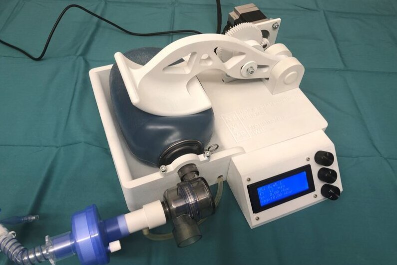 Zwickauer Forscher an Entwicklung von Beatmungsgerät aus dem 3-D-Drucker beteiligt - Das Notfall-Beatmungsgerät, das von der Uniklinik Leipzig, dem Fraunhofer IWU und der WHZ entwickelt wurde.