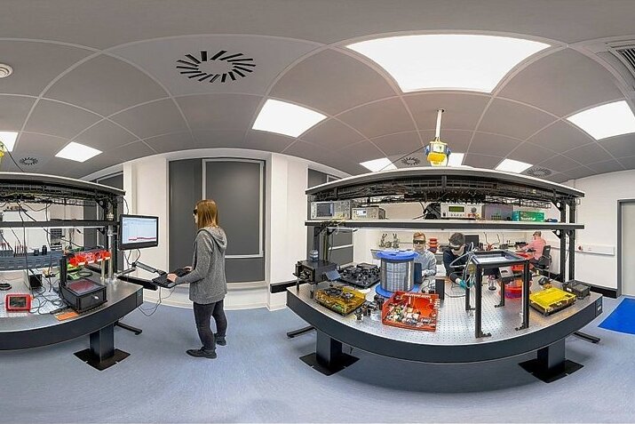 Im Fraunhofer Anwendungszentrum in Zwickau forschen Studierende und Wissenschaftler unter anderem auf den Gebieten Medizin- oder Elektrotechnik. Partner kommen aus sehr unterschiedlichen Industriezweigen.