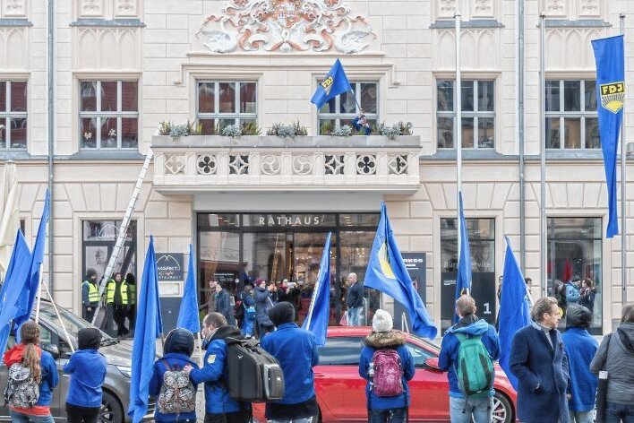 Zwickauer Gericht stellt FDJ-Prozess ein - März 2020: FDJ-Demonstranten klettern auf den Rathausbalkon und schwenken die blaue Fahne. 