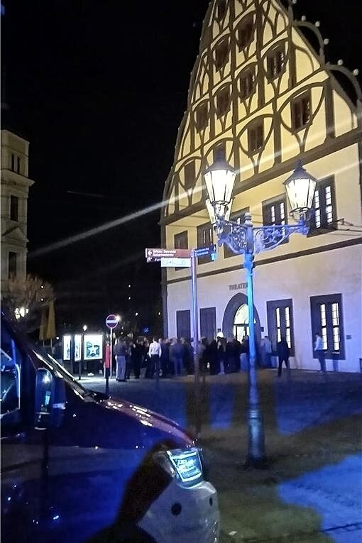 Zwickauer Gewandhaus: „Antigone“-Vorstellung unterbrochen - Besucher stehen vor dem Zwickauer Gewandhaus.