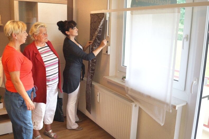 Zwickauer Großvermieter baut fürs Alter um - Daniela Böttcher zeigt Gisela Herold (links) und Lisa Unger, wie der Gardinenlift funktioniert.