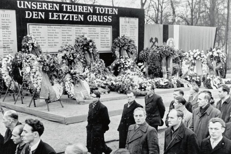 Zwickauer Grubenunglück: "Erst wenn ich tot bin, soll die Welt erfahren, wie es wirklich war" - Zehntausende gedachten im Februar 1960 in Zwickau der Bergleute, die ihr Leben bei dem Unglück verloren hatten. 