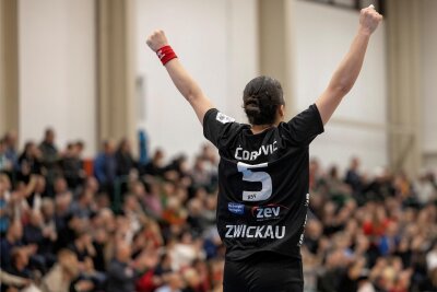 Zwickauer Handballerin steht im Viertelfinale der Weltmeisterschaft - Nicht nur im Trikot von Handball-Bundesligist BSV Sachsen Zwickau kann Natasa Corovic in dieser Saison jubeln. Mit der Nationalmannschaft ihres Heimatlandes Montenegro steht die Rückraumspielerin jetzt im Viertelfinale der Weltmeisterschaft.