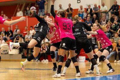 Zwickauer Handballerin steht in der Mannschaft der Woche - Rita Lakatos (am Ball) traf gegen Metzingen nicht nur selbst. Sie setzte auch immer wieder ihre Mitspielerinnen gut in Szene. 