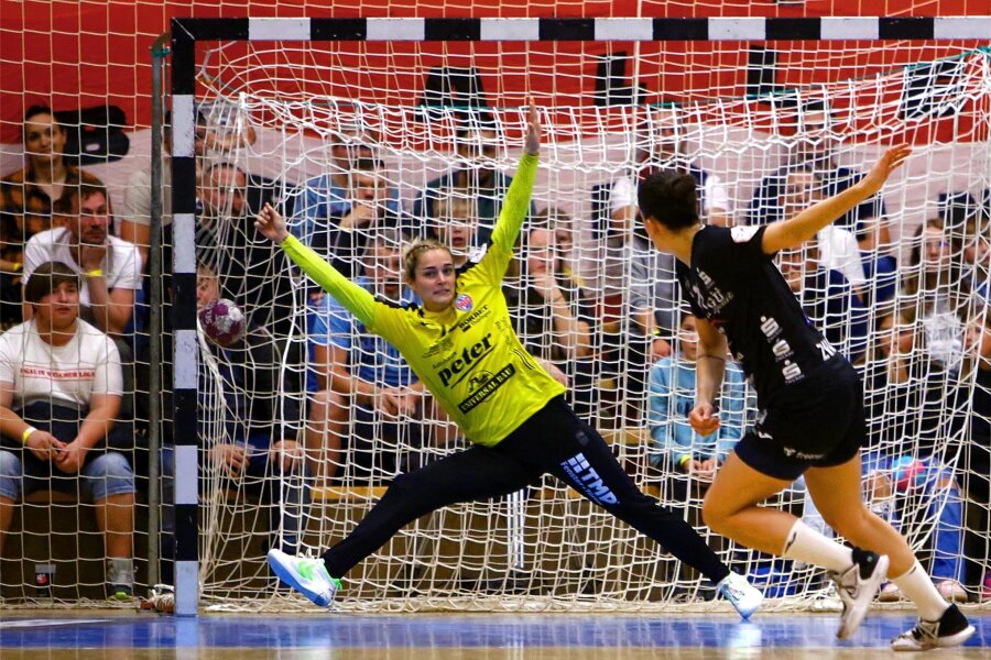 Zwickauer Handballerinnen bekommen nach Derby gegen Thüringer HC viel Lob, aber keine Punkte - Zwickaus Torjägerin Ema Hrvatin, die insgesamt zwölf Treffer erzielte, überwindet Torhüterin Dinah Eckerle.