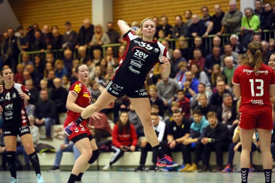 Zwickauer Handballerinnen gewinnen das Sachsenderby - Julia Redder, hier beim Wurf in einem früheren Spiel, erzielte die meisten Treffer für Zwickau.