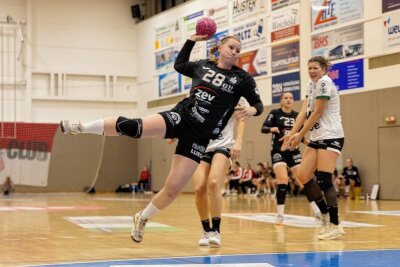 Zwickauer Handballerinnen liefern Nervenkrimi nach dem Schlummertrunk - In Hälfte eins lief beim BSV Sachsen Zwickau nicht viel zusammen. Doch nach dem Seitenwechsel erzielte Alisa Pester das wohl am lautesten bejubelte Tor ihrer Karriere. 