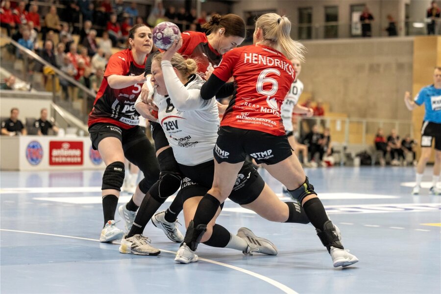 Zwickauer Handballfrauen im Ostderby chancenlos - Kein Durchkommen für die Zwickauerin Laura Szabó am Kreis.