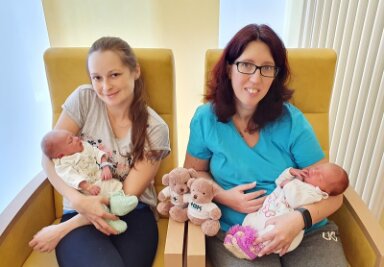 Zwickauer Heinrich-Braun-Klinikum freut sich über zwei Schaltjahr-Babys - Mama Isabell mit Karl Theodor (l.) und Mama Anja mit Diana.