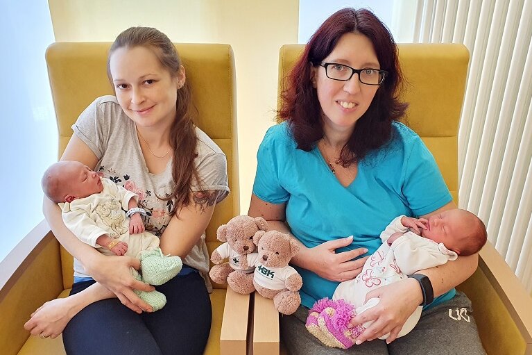 Zwickauer Heinrich-Braun-Klinikum freut sich über zwei Schaltjahr-Babys - Mama Isabell mit Karl Theodor (l.) und Mama Anja mit Diana.