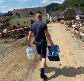 Zwickauer helfen im Katastrophengebiet - Ein Zwickauer Helfer bringt den Menschen im Katastrophengebiet in der Eifel dringend benötigtes Trinkwasser. 